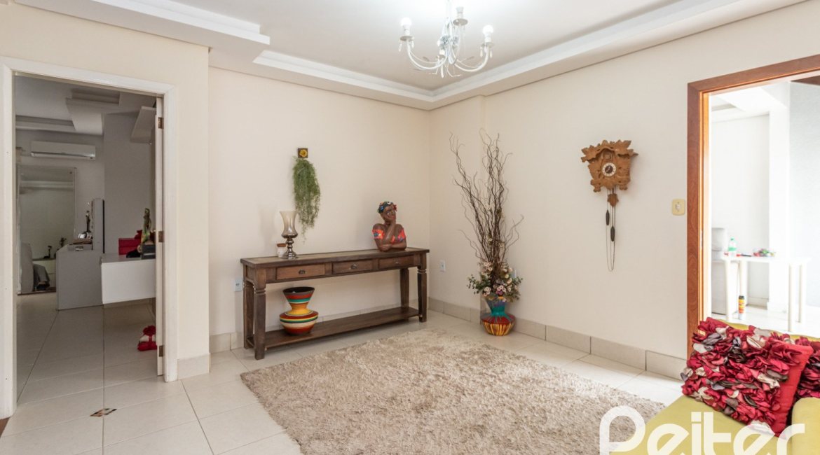 Casa à venda com 309m², 5 dormitórios, 3 suítes, 4 vagas, no bairro Ipanema em Porto Alegre