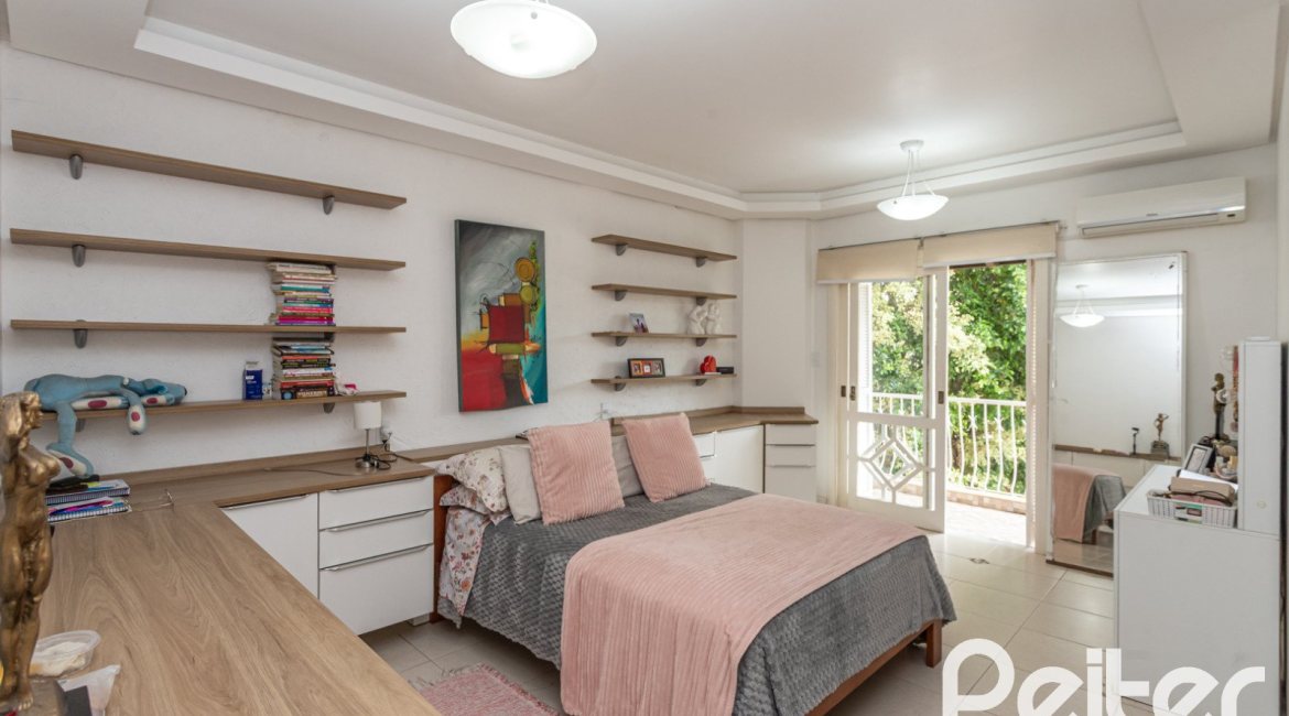 Casa à venda com 309m², 5 dormitórios, 3 suítes, 4 vagas, no bairro Ipanema em Porto Alegre