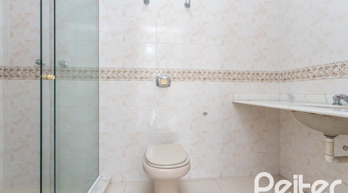 Casa à venda com 309m², 5 dormitórios, 3 suítes, 4 vagas, no bairro Ipanema em Porto Alegre