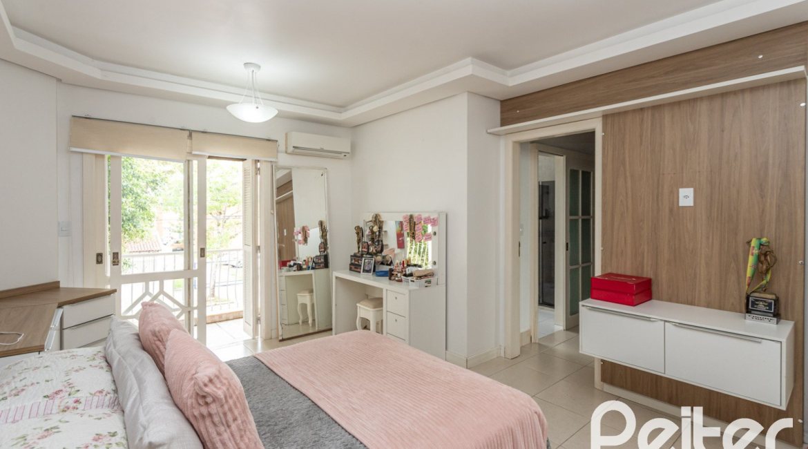 Casa à venda com 309m², 5 dormitórios, 3 suítes, 4 vagas, no bairro Ipanema em Porto Alegre