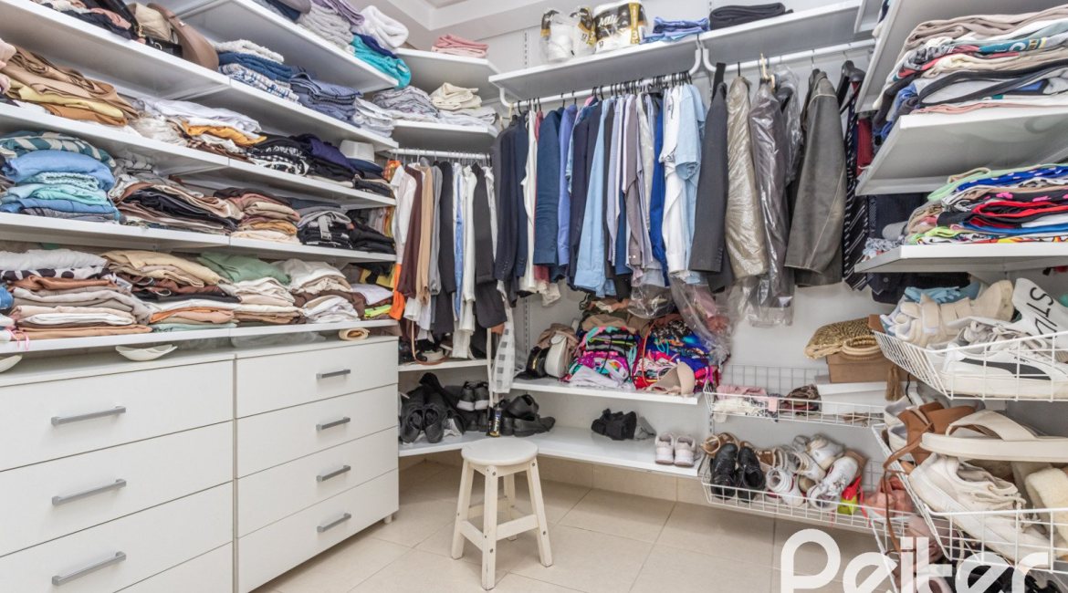 Casa à venda com 309m², 5 dormitórios, 3 suítes, 4 vagas, no bairro Ipanema em Porto Alegre