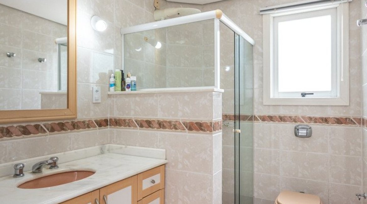 Casa à venda com 309m², 5 dormitórios, 3 suítes, 4 vagas, no bairro Ipanema em Porto Alegre