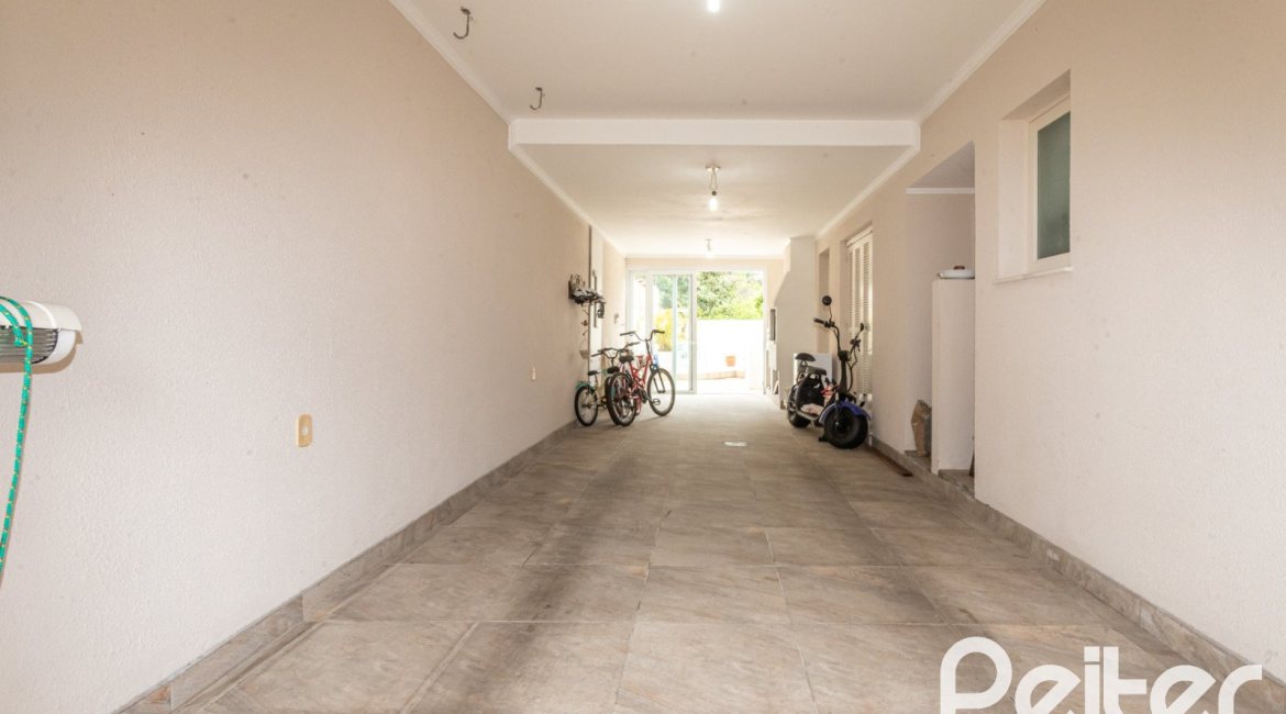 Casa à venda com 309m², 5 dormitórios, 3 suítes, 4 vagas, no bairro Ipanema em Porto Alegre