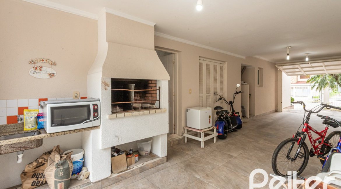 Casa à venda com 309m², 5 dormitórios, 3 suítes, 4 vagas, no bairro Ipanema em Porto Alegre