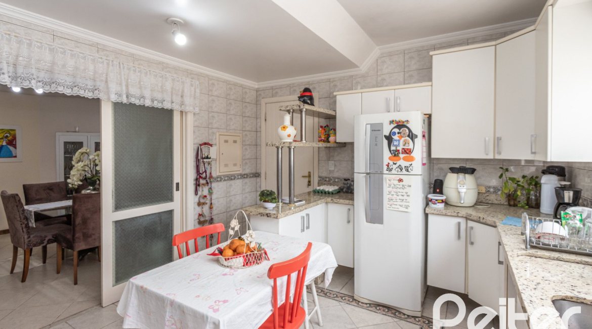 Casa à venda com 309m², 5 dormitórios, 3 suítes, 4 vagas, no bairro Ipanema em Porto Alegre