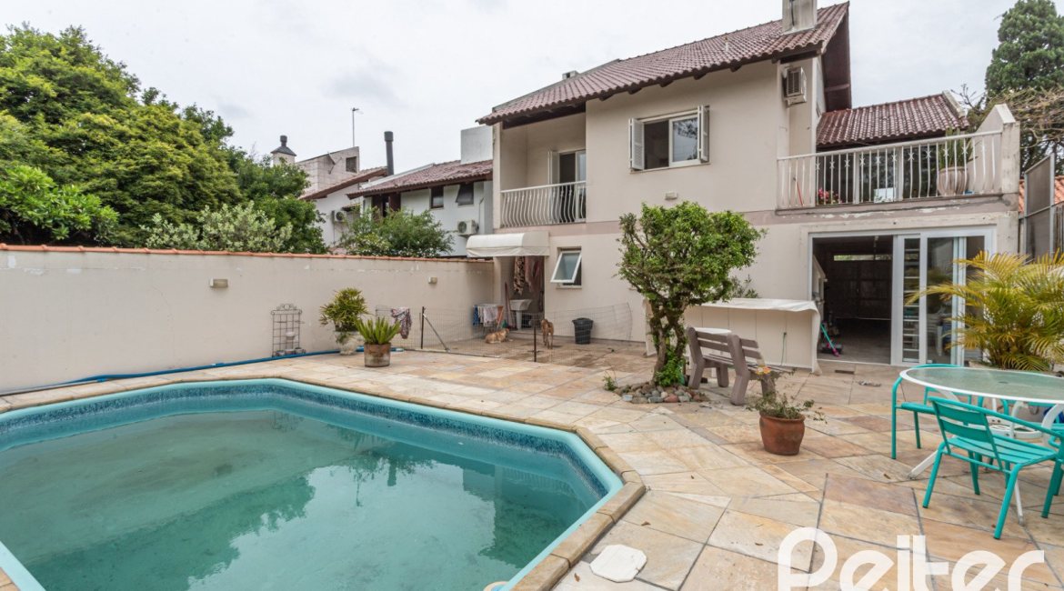 Casa à venda com 309m², 5 dormitórios, 3 suítes, 4 vagas, no bairro Ipanema em Porto Alegre