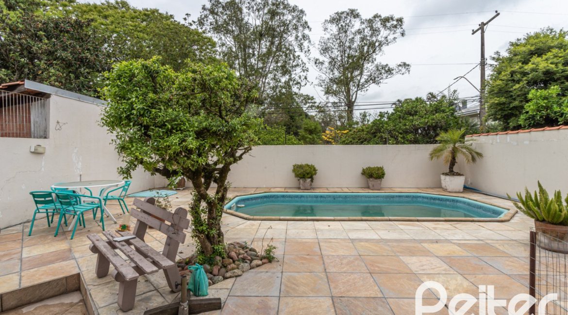 Casa à venda com 309m², 5 dormitórios, 3 suítes, 4 vagas, no bairro Ipanema em Porto Alegre