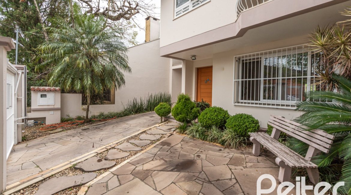 Casa à venda com 309m², 5 dormitórios, 3 suítes, 4 vagas, no bairro Ipanema em Porto Alegre