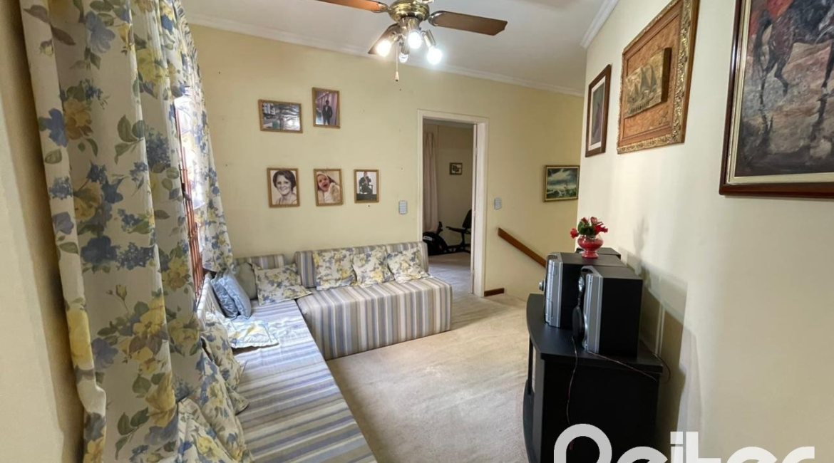 Casa à venda com 300m², 3 dormitórios, 1 suíte, 5 vagas, no bairro Ipanema em Porto Alegre