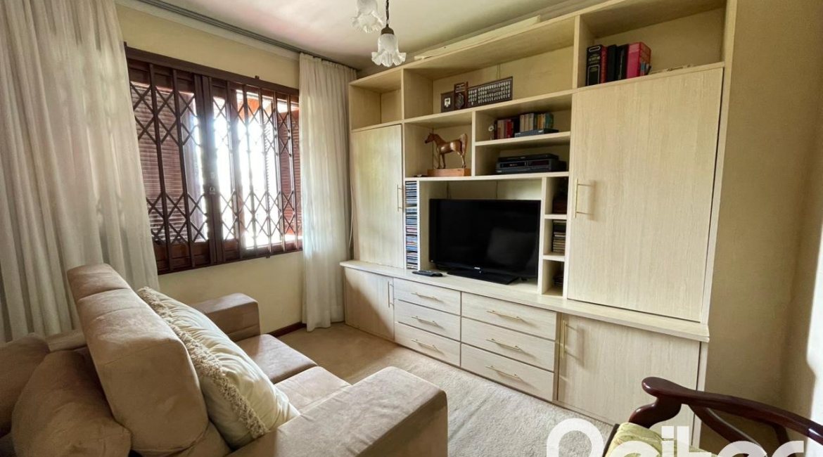 Casa à venda com 300m², 3 dormitórios, 1 suíte, 5 vagas, no bairro Ipanema em Porto Alegre