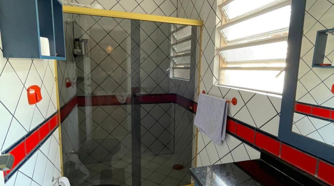 Casa à venda com 300m², 3 dormitórios, 1 suíte, 5 vagas, no bairro Ipanema em Porto Alegre