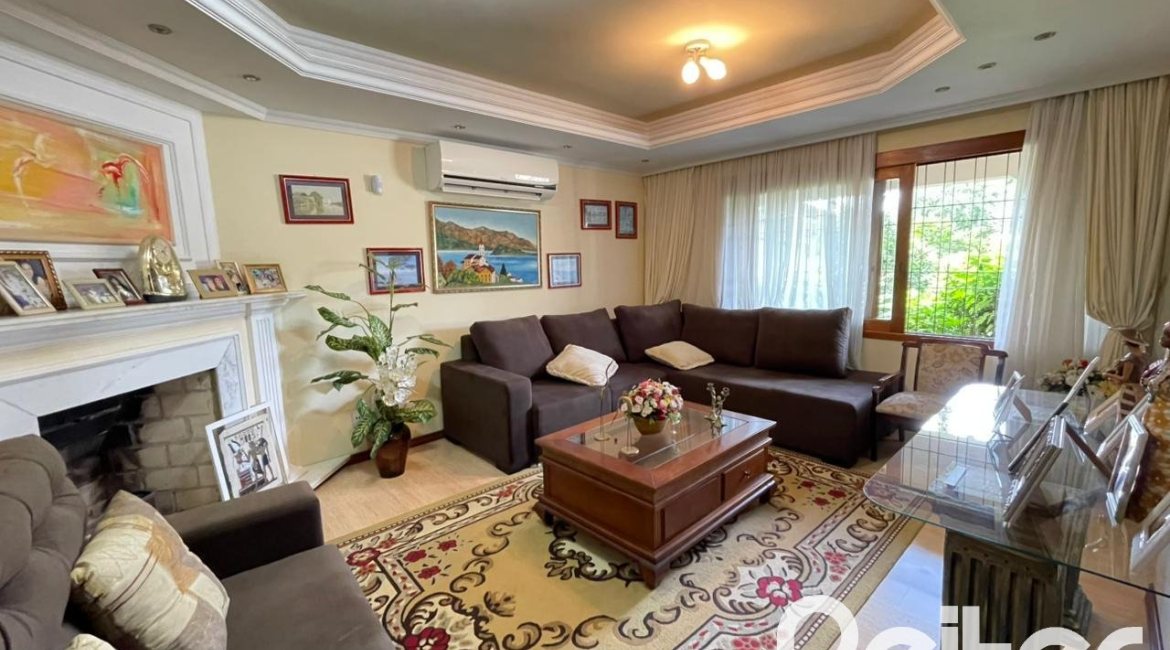 Casa à venda com 300m², 3 dormitórios, 1 suíte, 5 vagas, no bairro Ipanema em Porto Alegre