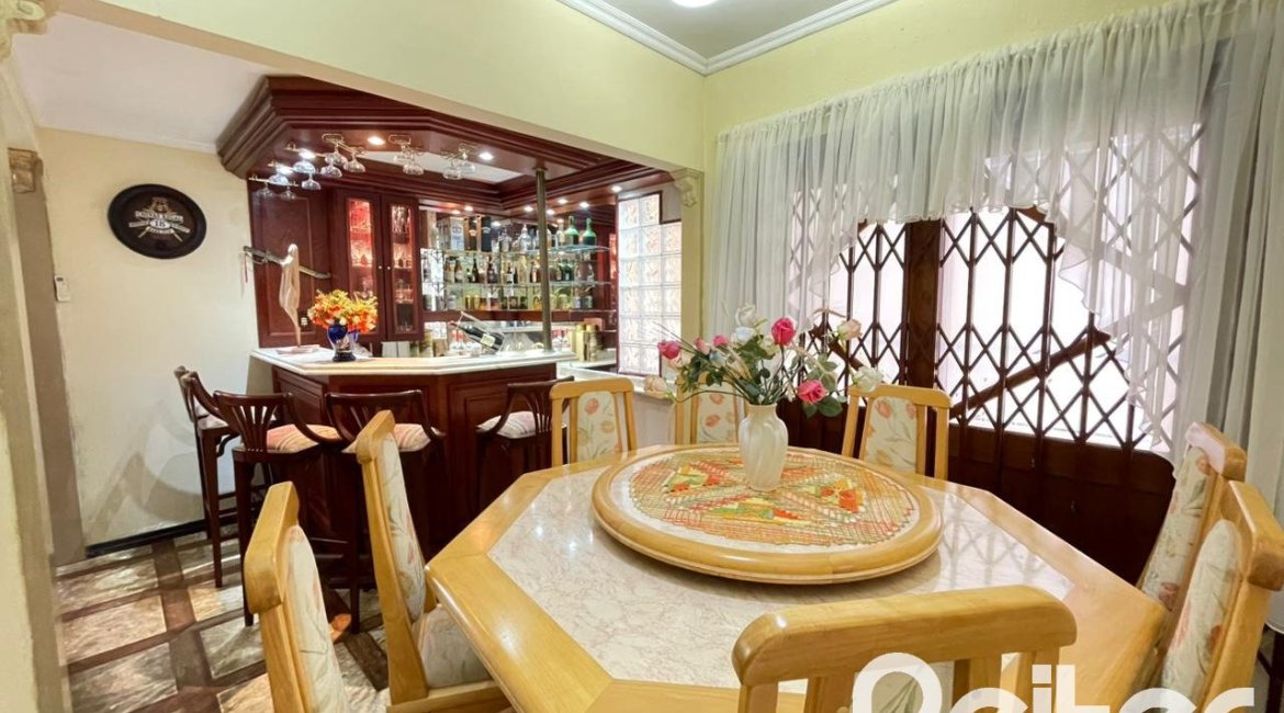 Casa à venda com 300m², 3 dormitórios, 1 suíte, 5 vagas, no bairro Ipanema em Porto Alegre