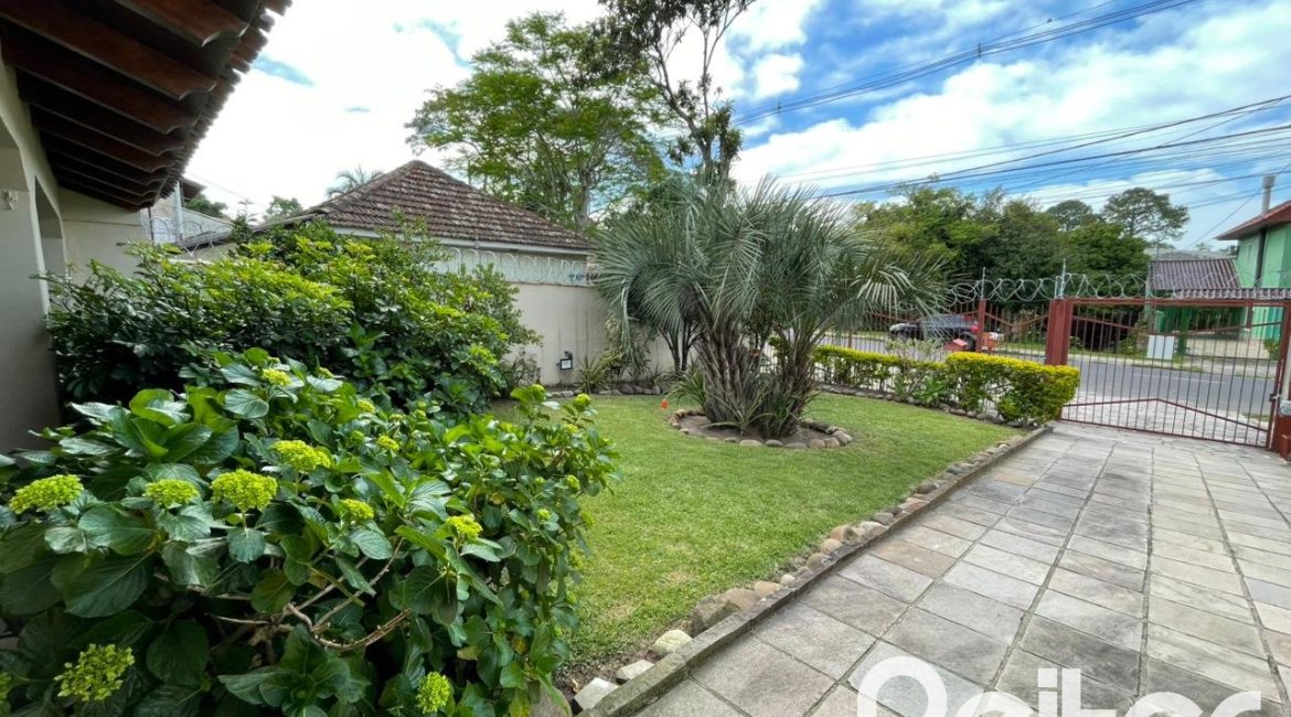 Casa à venda com 300m², 3 dormitórios, 1 suíte, 5 vagas, no bairro Ipanema em Porto Alegre