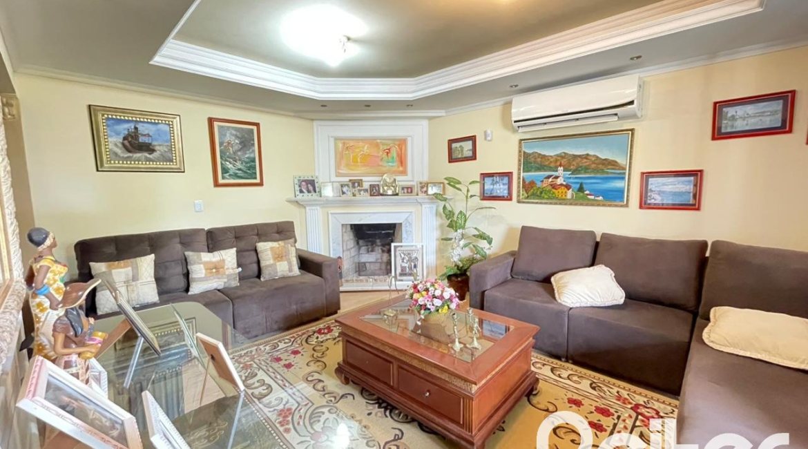 Casa à venda com 300m², 3 dormitórios, 1 suíte, 5 vagas, no bairro Ipanema em Porto Alegre