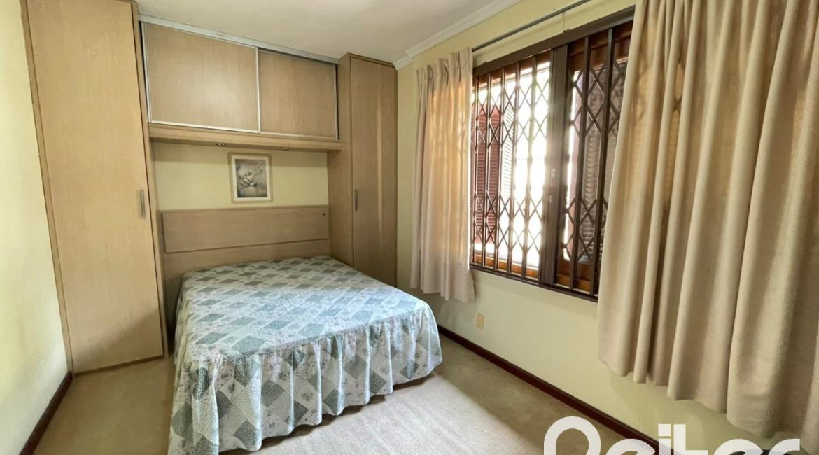 Casa à venda com 300m², 3 dormitórios, 1 suíte, 5 vagas, no bairro Ipanema em Porto Alegre