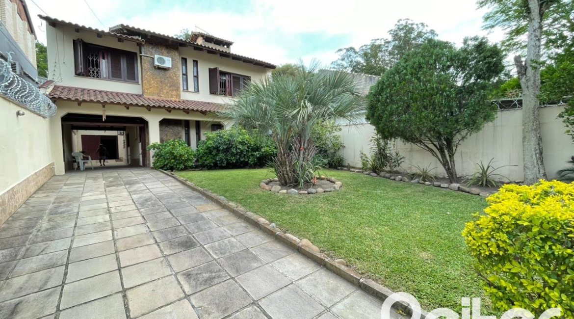 Casa à venda com 300m², 3 dormitórios, 1 suíte, 5 vagas, no bairro Ipanema em Porto Alegre
