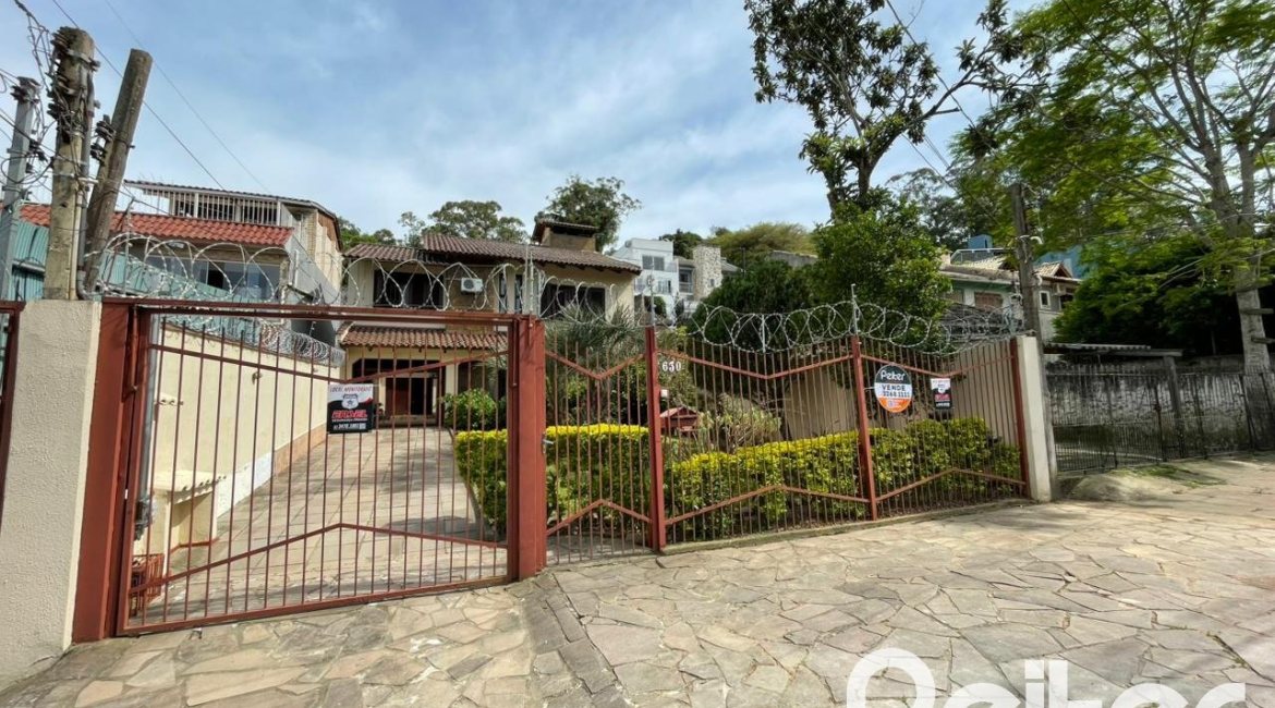 Casa à venda com 300m², 3 dormitórios, 1 suíte, 5 vagas, no bairro Ipanema em Porto Alegre