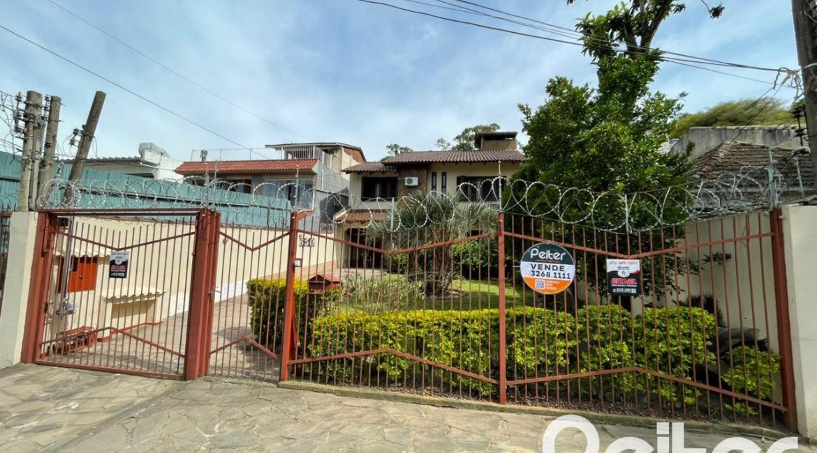 Casa à venda com 300m², 3 dormitórios, 1 suíte, 5 vagas, no bairro Ipanema em Porto Alegre