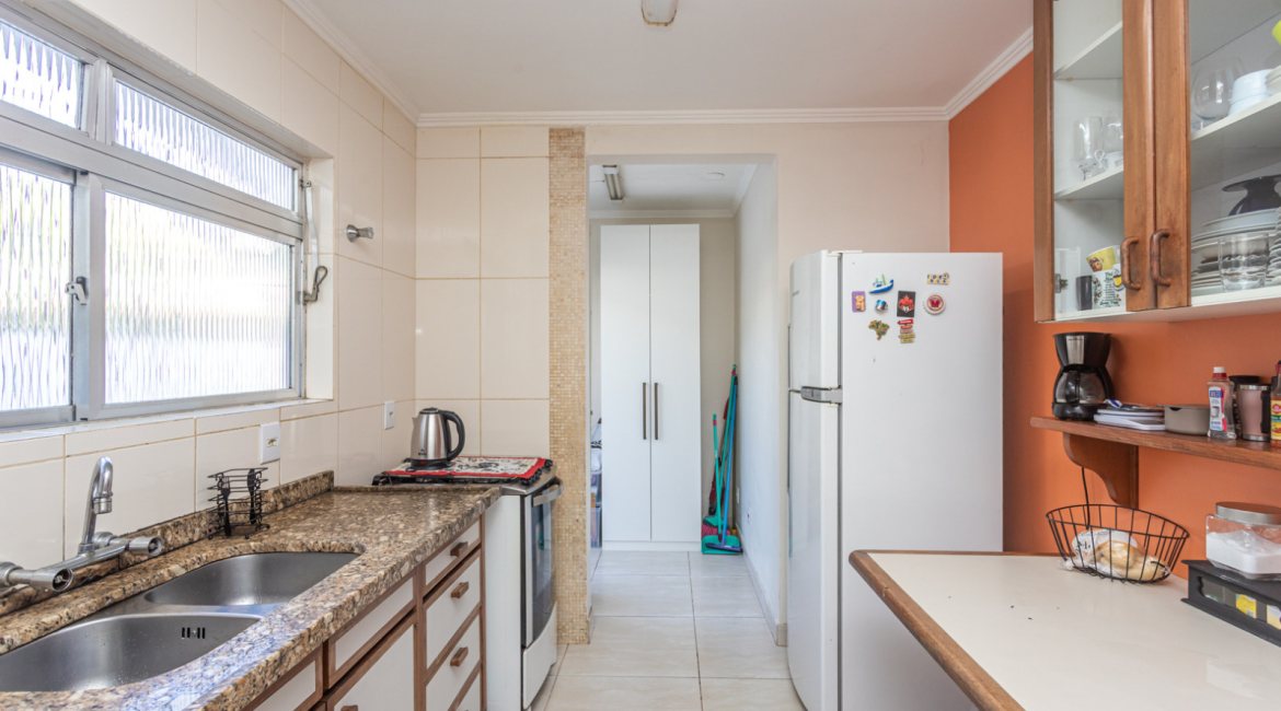 Casa à venda com 350m², 3 dormitórios, 3 suítes, 2 vagas, no bairro Ipanema em Porto Alegre