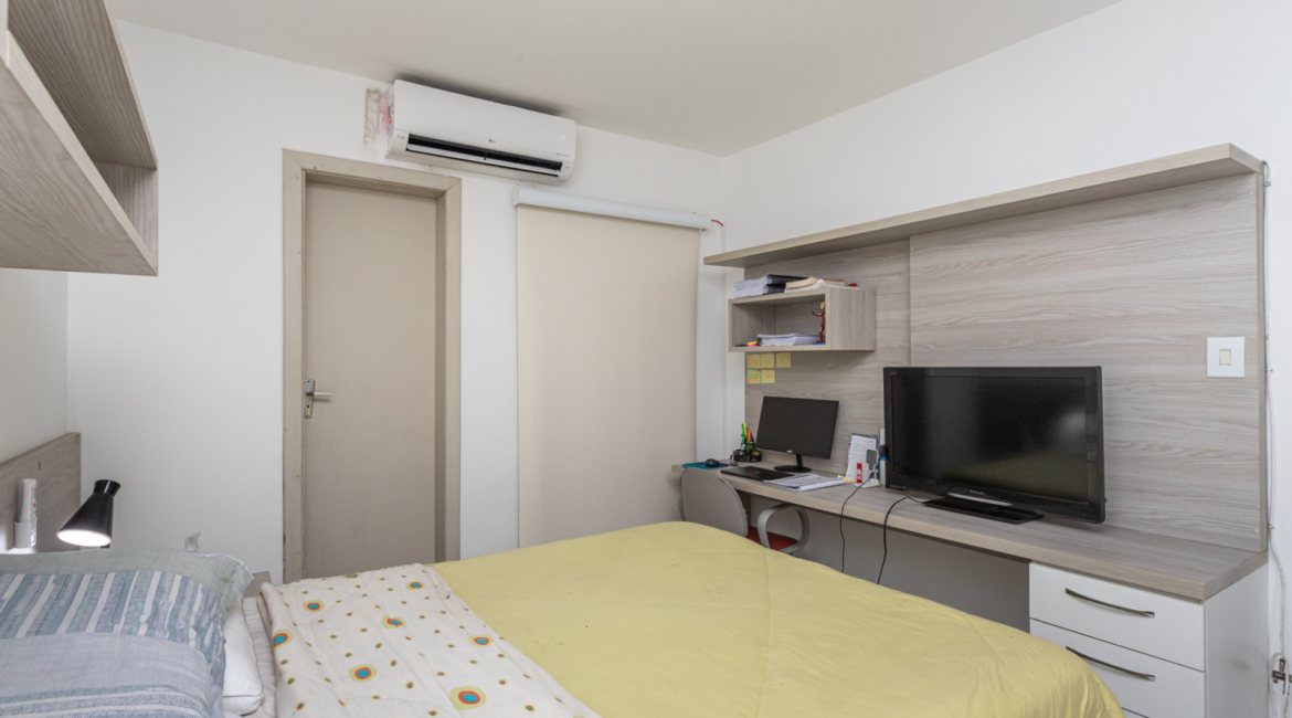 Casa à venda com 350m², 3 dormitórios, 3 suítes, 2 vagas, no bairro Ipanema em Porto Alegre