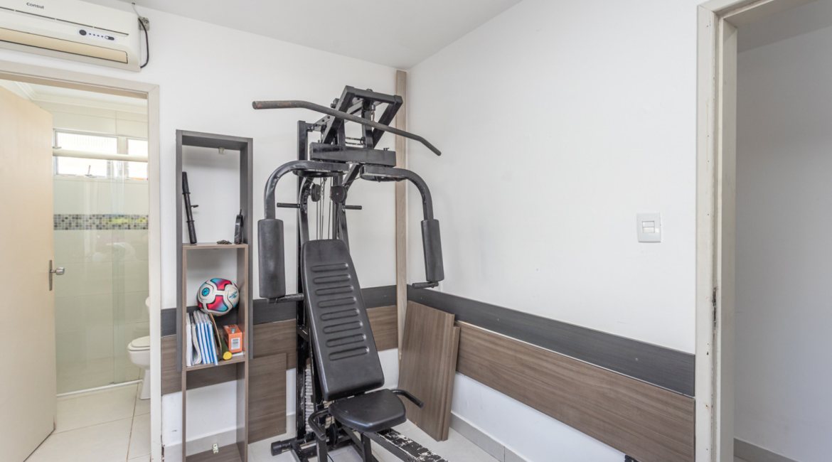 Casa à venda com 350m², 3 dormitórios, 3 suítes, 2 vagas, no bairro Ipanema em Porto Alegre