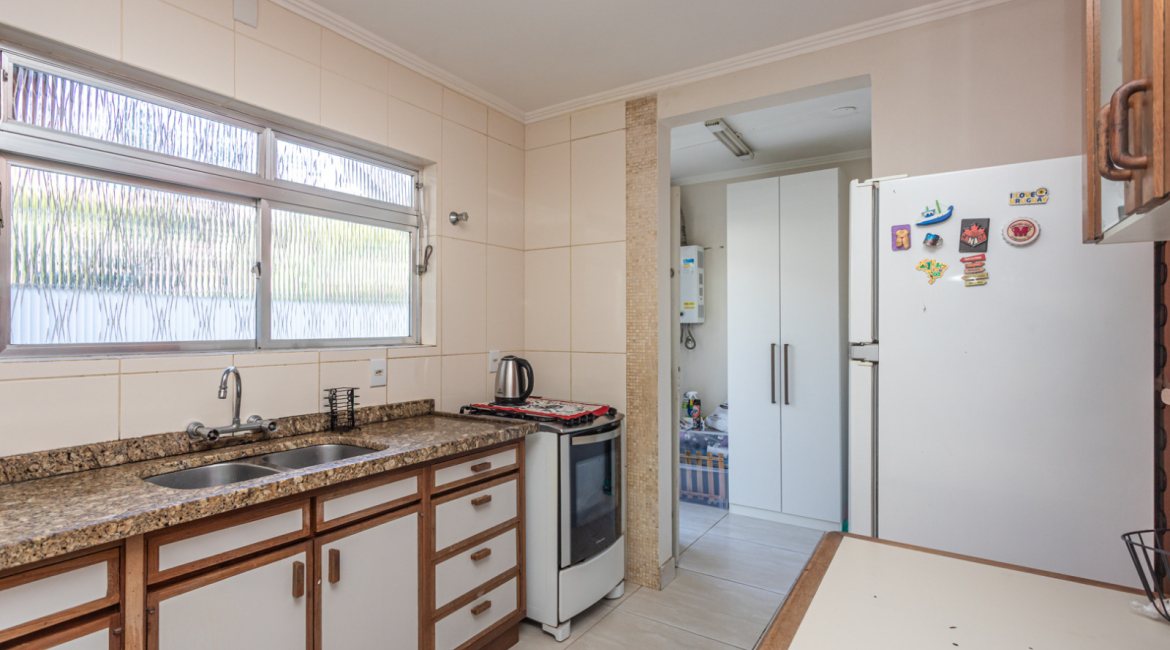 Casa à venda com 350m², 3 dormitórios, 3 suítes, 2 vagas, no bairro Ipanema em Porto Alegre