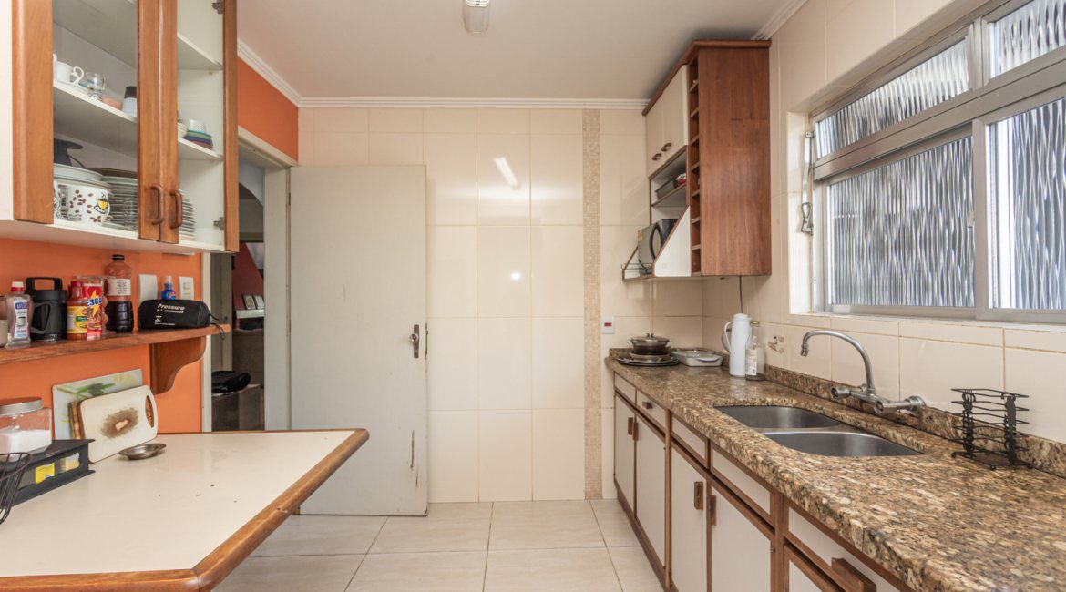 Casa à venda com 350m², 3 dormitórios, 3 suítes, 2 vagas, no bairro Ipanema em Porto Alegre