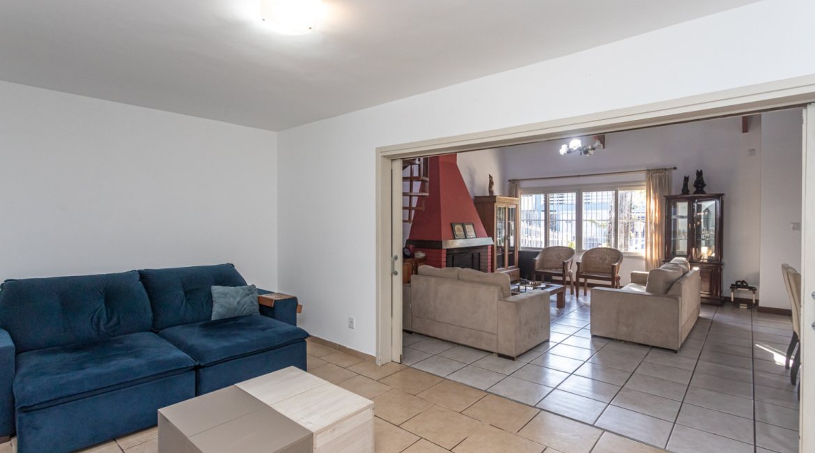 Casa à venda com 350m², 3 dormitórios, 3 suítes, 2 vagas, no bairro Ipanema em Porto Alegre