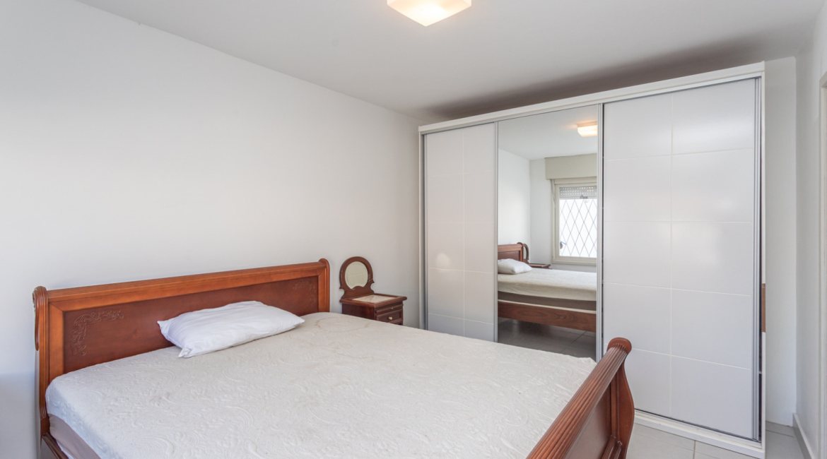 Casa à venda com 350m², 3 dormitórios, 3 suítes, 2 vagas, no bairro Ipanema em Porto Alegre