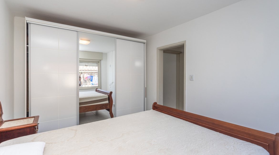 Casa à venda com 350m², 3 dormitórios, 3 suítes, 2 vagas, no bairro Ipanema em Porto Alegre