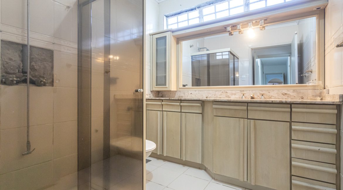 Casa à venda com 350m², 3 dormitórios, 3 suítes, 2 vagas, no bairro Ipanema em Porto Alegre