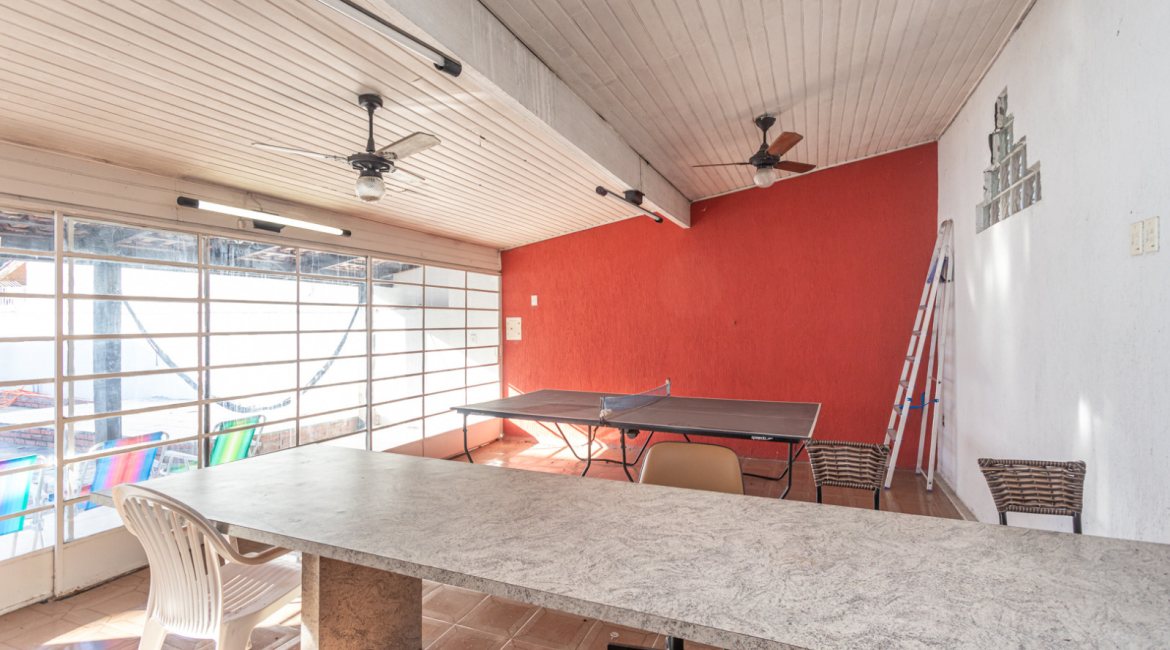 Casa à venda com 350m², 3 dormitórios, 3 suítes, 2 vagas, no bairro Ipanema em Porto Alegre