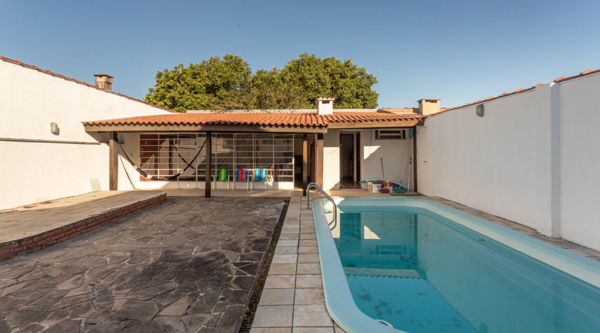 Casa à venda com 350m², 3 dormitórios, 3 suítes, 2 vagas, no bairro Ipanema em Porto Alegre