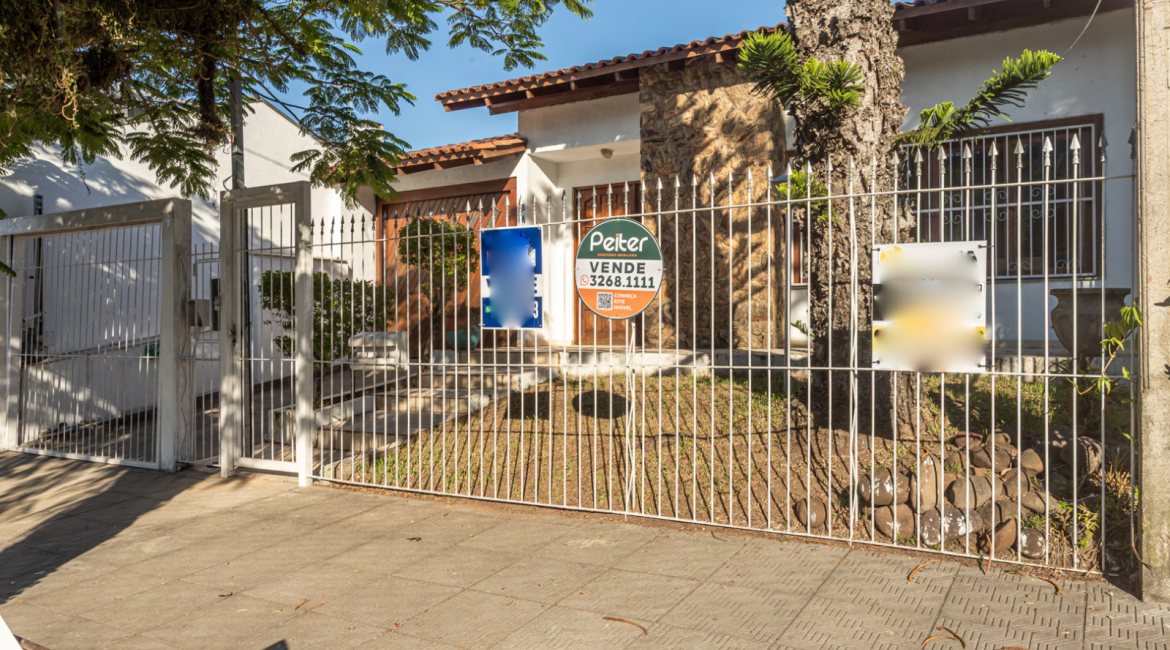 Casa à venda com 350m², 3 dormitórios, 3 suítes, 2 vagas, no bairro Ipanema em Porto Alegre