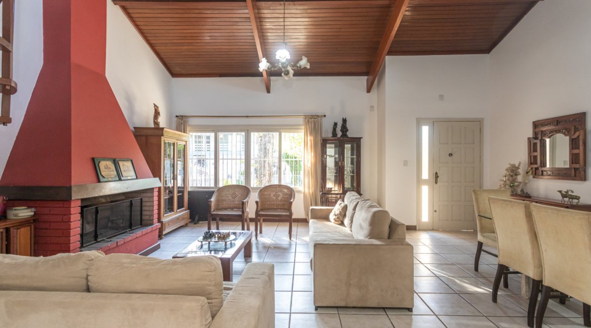 Casa à venda com 350m², 3 dormitórios, 3 suítes, 2 vagas, no bairro Ipanema em Porto Alegre