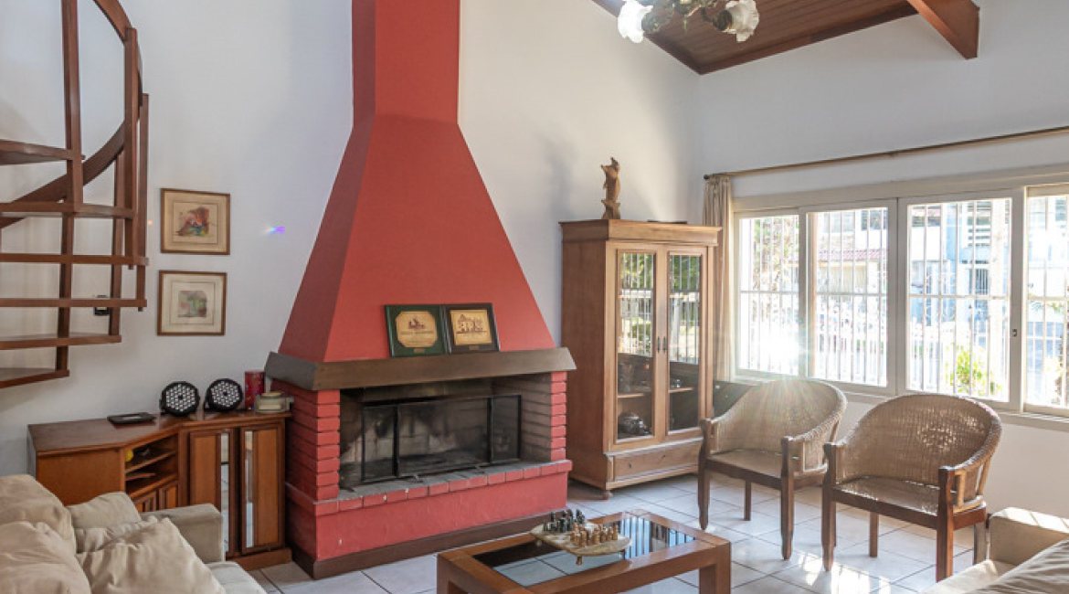 Casa à venda com 350m², 3 dormitórios, 3 suítes, 2 vagas, no bairro Ipanema em Porto Alegre