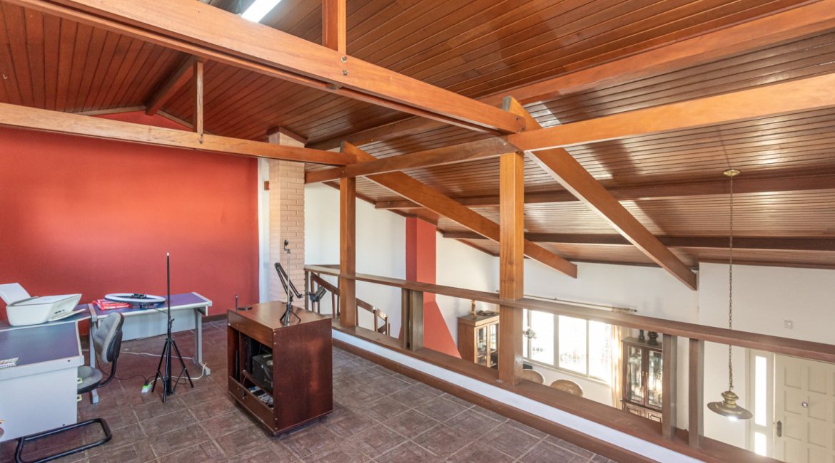 Casa à venda com 350m², 3 dormitórios, 3 suítes, 2 vagas, no bairro Ipanema em Porto Alegre