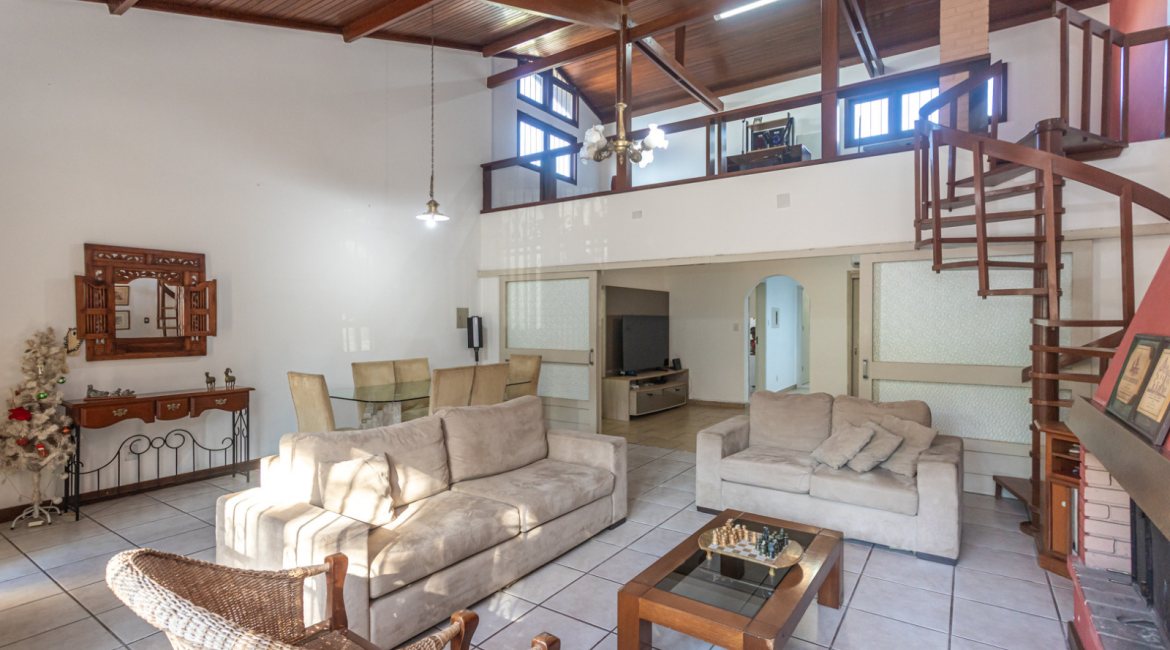 Casa à venda com 350m², 3 dormitórios, 3 suítes, 2 vagas, no bairro Ipanema em Porto Alegre