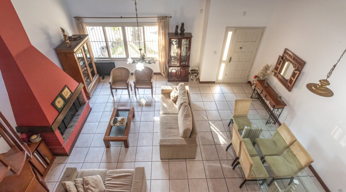 Casa à venda com 350m², 3 dormitórios, 3 suítes, 2 vagas, no bairro Ipanema em Porto Alegre