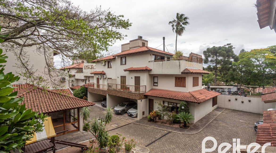 Casa em Condomínio à venda com 340m², 3 dormitórios, 1 suíte, 2 vagas, no bairro Jardim Isabel em Porto Alegre