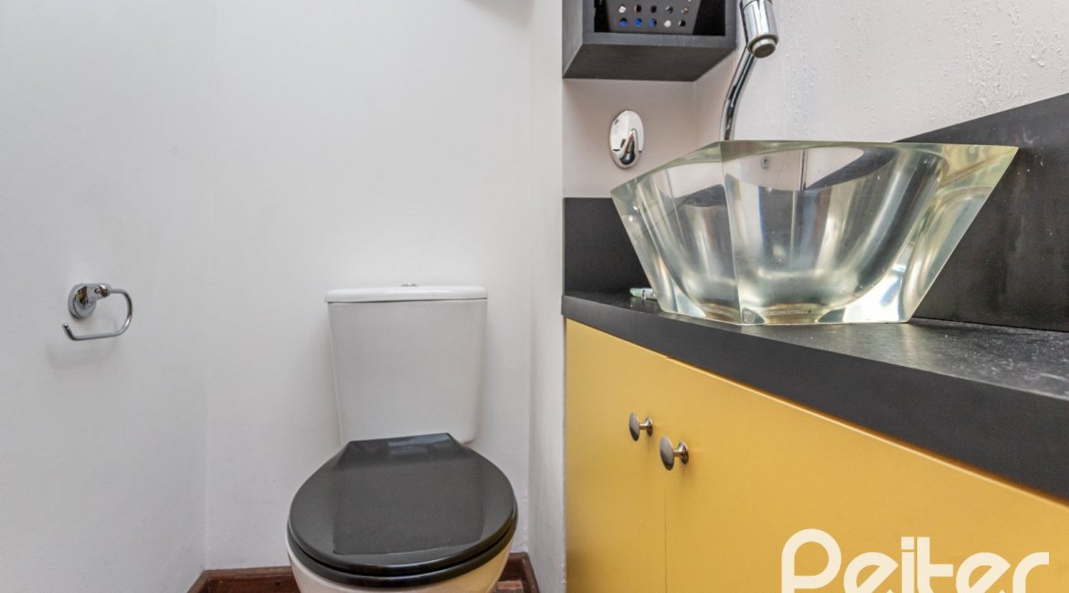 Casa em Condomínio à venda com 133m², 3 dormitórios, 1 suíte, 2 vagas, no bairro Tristeza em Porto Alegre