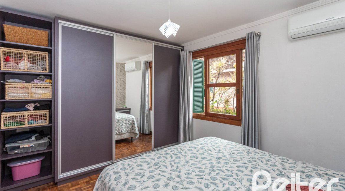 Casa em Condomínio à venda com 133m², 3 dormitórios, 1 suíte, 2 vagas, no bairro Tristeza em Porto Alegre