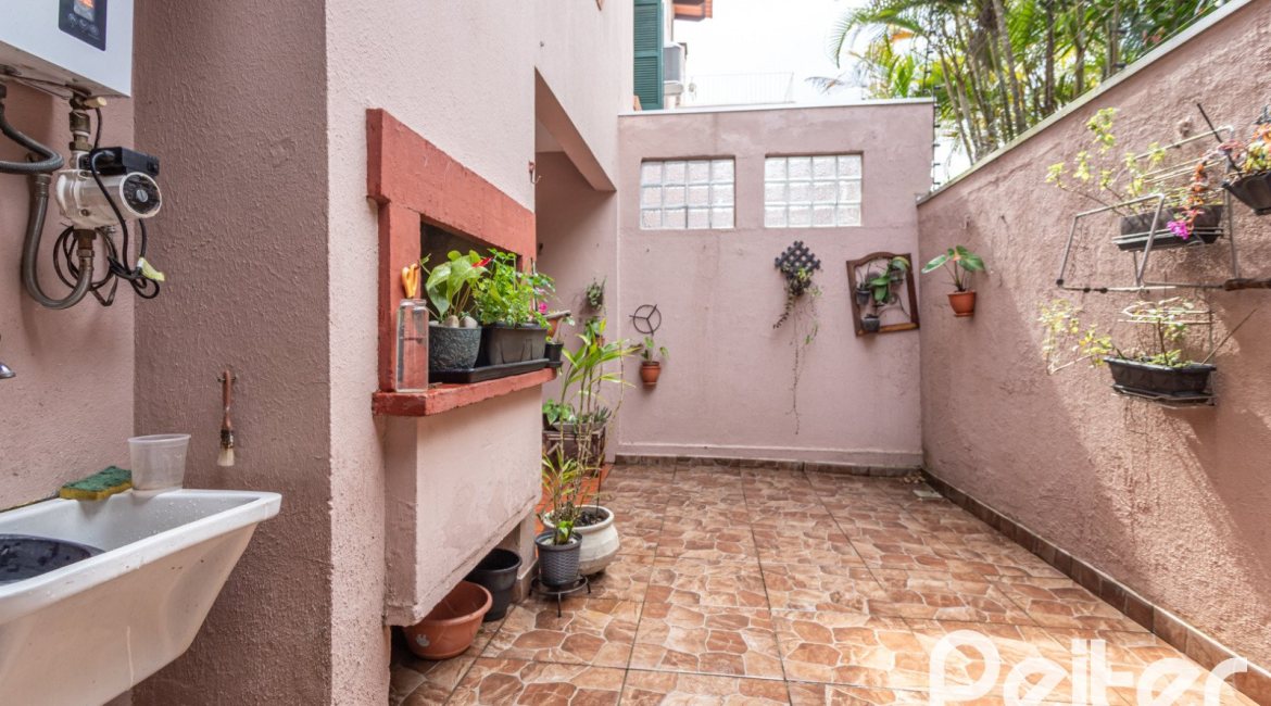 Casa em Condomínio à venda com 133m², 3 dormitórios, 1 suíte, 2 vagas, no bairro Tristeza em Porto Alegre