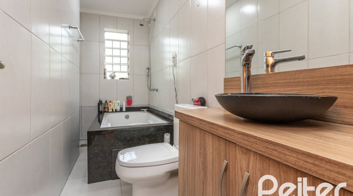 Casa em Condomínio à venda com 133m², 3 dormitórios, 1 suíte, 2 vagas, no bairro Tristeza em Porto Alegre