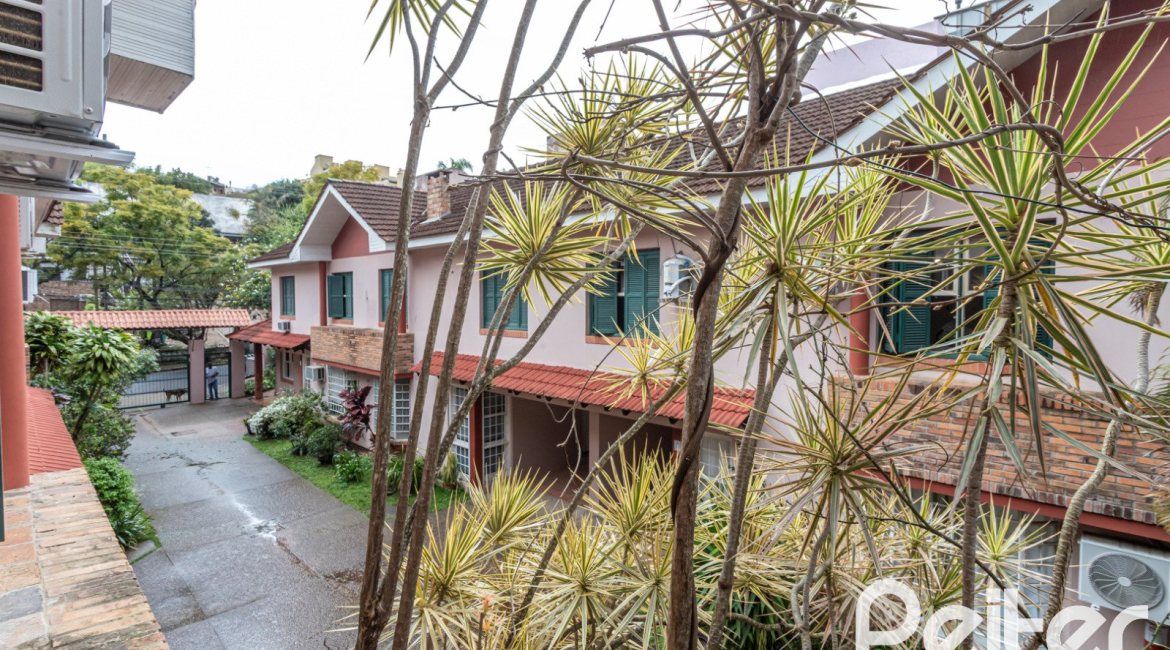 Casa em Condomínio à venda com 133m², 3 dormitórios, 1 suíte, 2 vagas, no bairro Tristeza em Porto Alegre