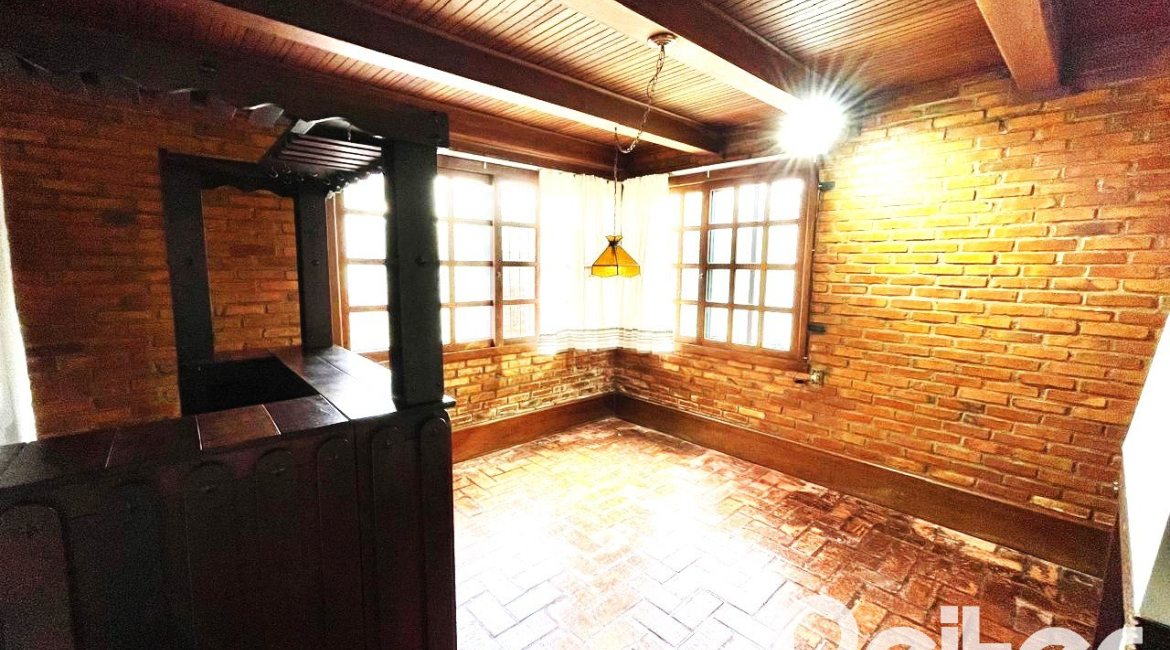 Casa à venda com 338m², 6 dormitórios, 3 suítes, 4 vagas, no bairro Ipanema em Porto Alegre