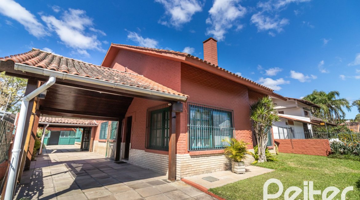 Casa à venda com 338m², 6 dormitórios, 3 suítes, 4 vagas, no bairro Ipanema em Porto Alegre