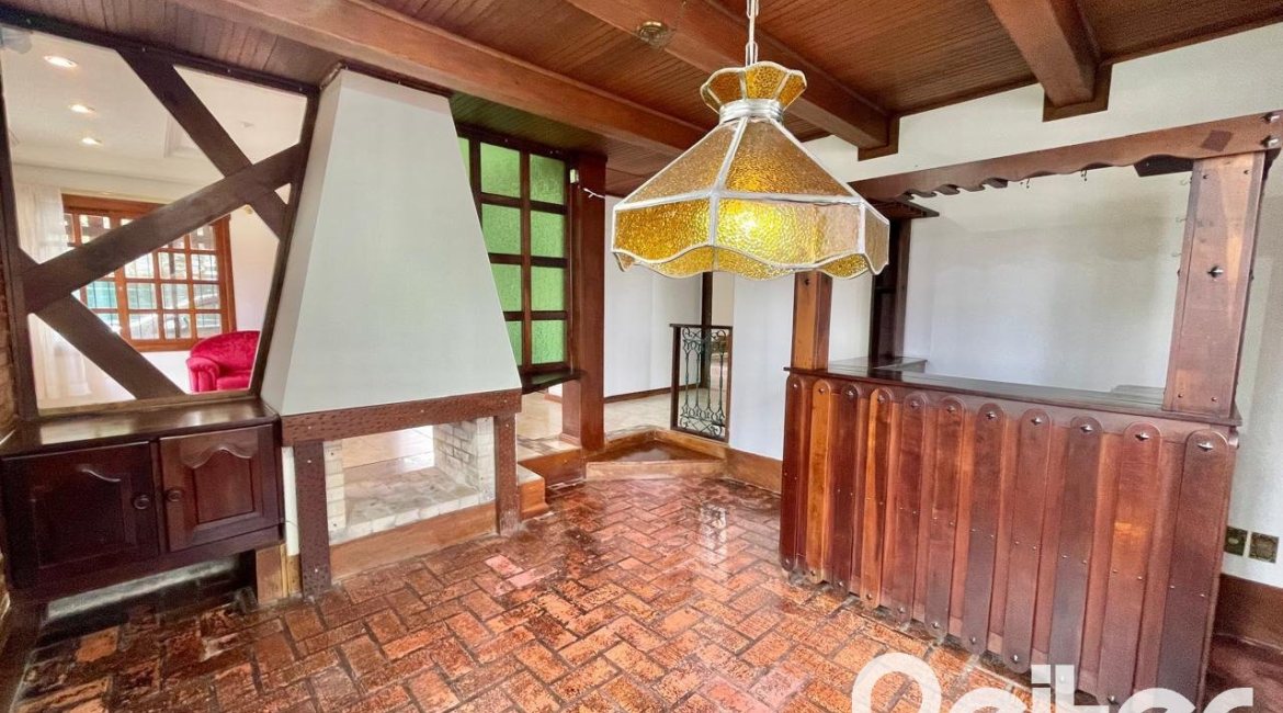 Casa à venda com 338m², 6 dormitórios, 3 suítes, 4 vagas, no bairro Ipanema em Porto Alegre