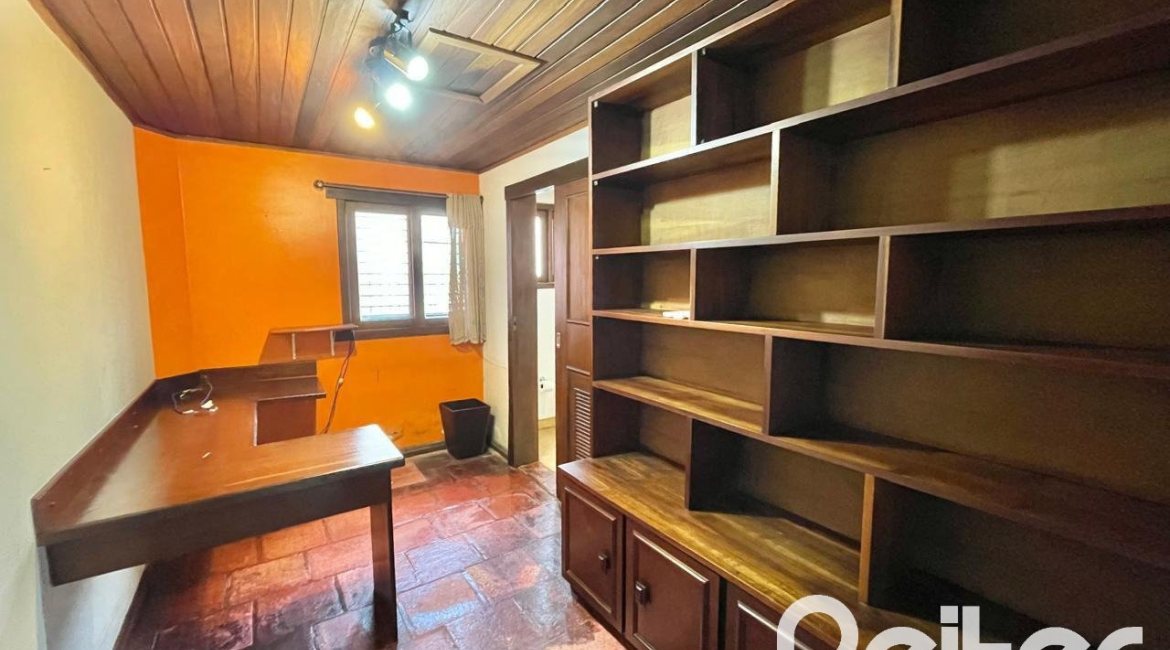 Casa à venda com 338m², 6 dormitórios, 3 suítes, 4 vagas, no bairro Ipanema em Porto Alegre